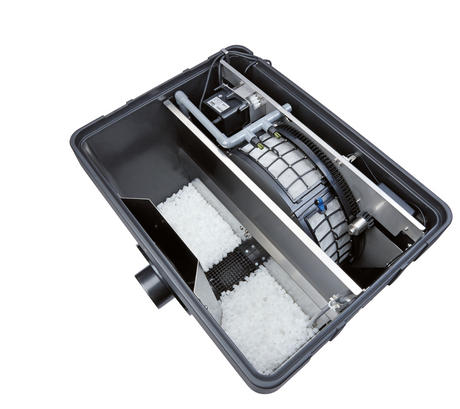 Innenansicht des OASE ProfiClear Premium Compact-M gepumpt OC mit Trommelfilter und Hel-X-Biomedium