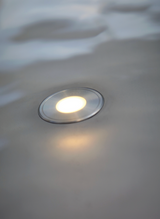 OASE LunAqua Terra LED Einbauleuchte mit warmweißem Licht im Einsatz