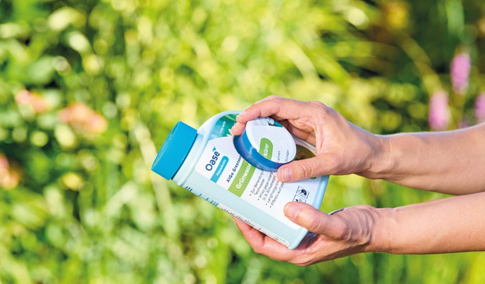 Klares Teichwasser nach Anwendung von Oase AquaActiv AlGo Greenaway