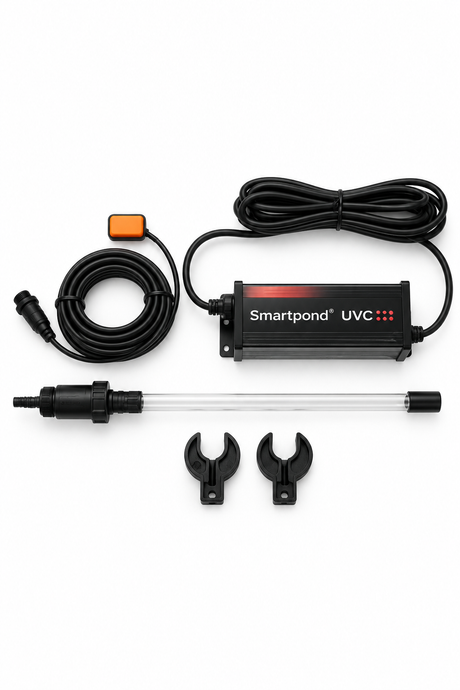 Smartpond UVC Package EBF PROline mit Amalgam-Tauch-UV-C, Vorschaltgerät, Anschlusskabel, Näherungsschalter und zwei Halterungen auf weißem Hintergrund