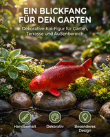 Rote Aka Bekko Karpfen-Figur als besondere Gartendeko im Teichbereich zwischen Natursteinen, Moos und Pflanzen