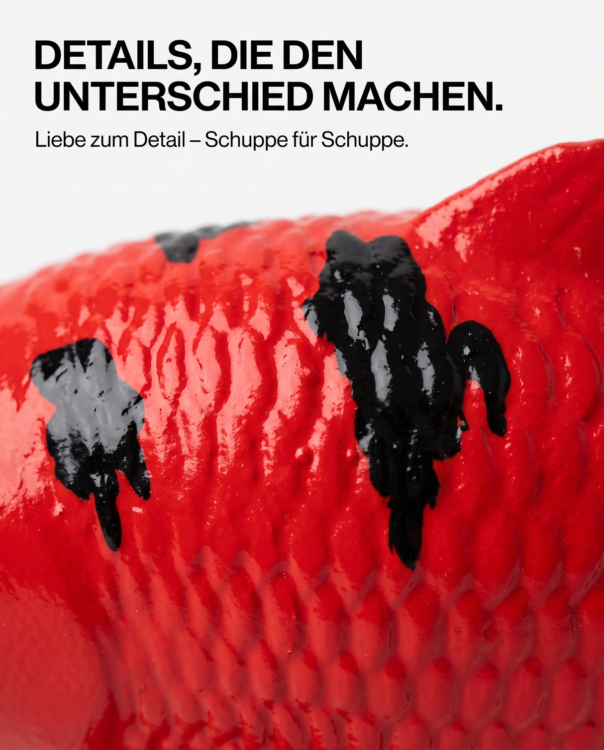 Detailaufnahme einer handbemalten Aka Bekko Koi-Figur mit roten Schuppen und schwarzen Zeichnungen