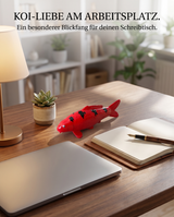 Aka Bekko Koi-Figur als dekorativer Blickfang auf dem Schreibtisch im Wohn- oder Arbeitsbereich