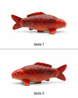 Aka Matsuba Koi-Figur als handbemalte Fischfigur mit Produktansicht von Seite 1 und Seite 2, dekorative Japan-Deko für Wohnbereich, Regal, Schreibtisch, Terrasse oder Garten