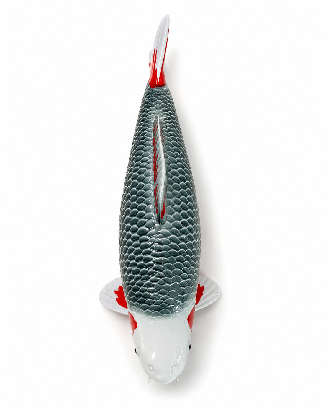 Handbemalte Asagi Koi-Figur in Draufsicht mit grau-blauer Schuppenstruktur und roten Akzenten auf weißem Hintergrund Deko Fischfigur Fisch Figur Garten Figur