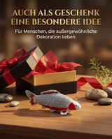 Handbemalte Asagi Koi-Figur als besondere Geschenkidee neben einer eleganten Geschenkbox mit roter Schleife besondere Figur Deko Karpfen Figur Dekoliebhaber Koi Liebhaber
