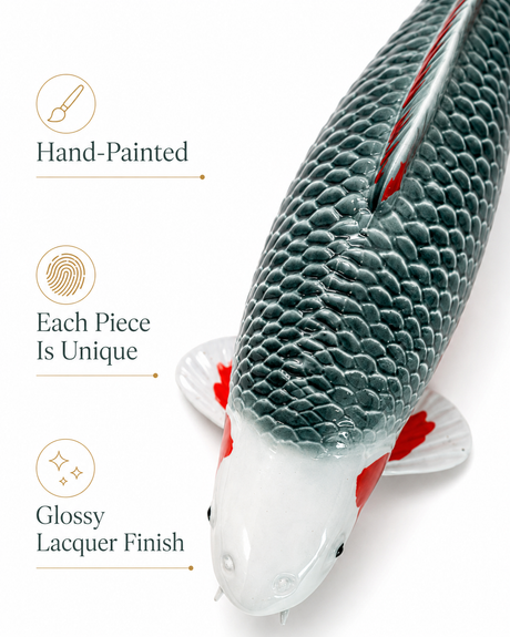 Handbemalte Asagi Koi-Figur mit detailreicher grau-blauer Schuppenstruktur, roten Akzenten und glänzender Lackoberfläche Koi liebhaber Karpfen Figur Unikat Handmade Deko 