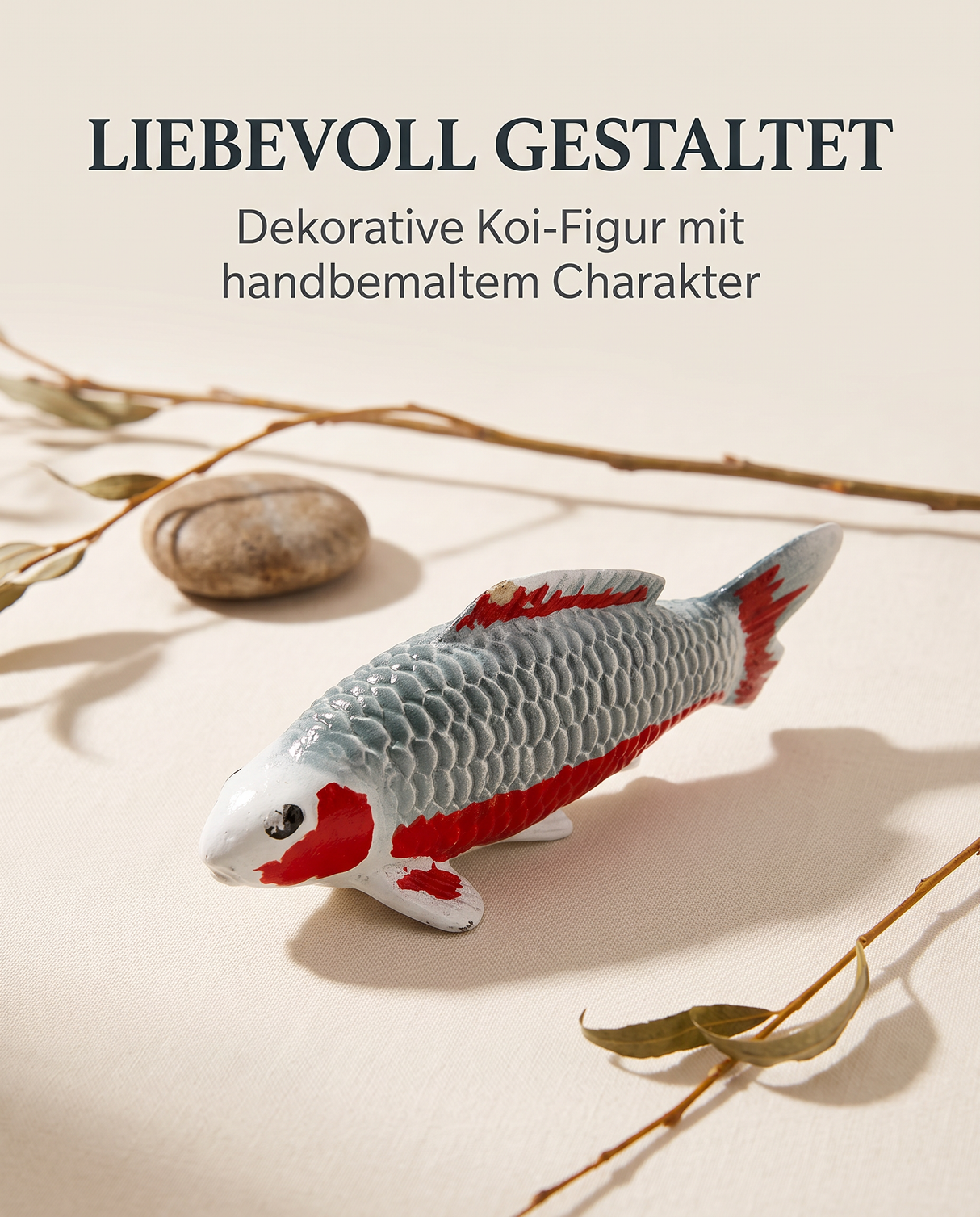 andbemalte Asagi Koi-Figur mit grau-blauer Schuppenstruktur und roten Akzenten als liebevoll gestaltete Dekoration besondere Deko Japan Deko Fischfigur