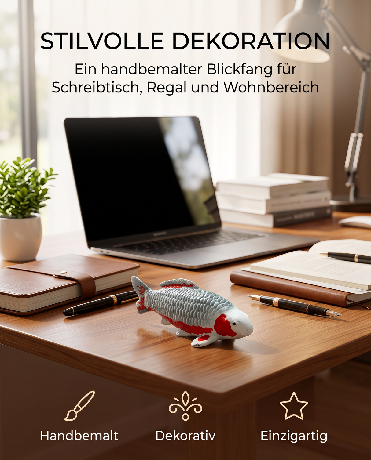 Handbemalte Asagi Koi-Figur als stilvolle Dekoration auf einem Schreibtisch mit Laptop, Büchern und Schreibutensilien besondere deko Teichdeko  Schreibtisch deko Deko 