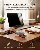 Handbemalte Asagi Koi-Figur als stilvolle Dekoration auf einem Schreibtisch mit Laptop, Büchern und Schreibutensilien besondere deko Teichdeko  Schreibtisch deko Deko 