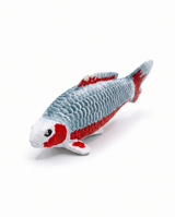 Handbemalte Asagi Koi-Figur in Seitenansicht mit grau-blauer Schuppenstruktur und roten Akzenten auf weißem Hintergrund Dekofigur Tierfigur Japan Figur Wohnzimmer figur