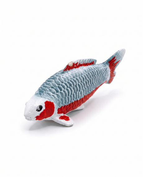 Handbemalte Asagi Koi-Figur in Seitenansicht mit grau-blauer Schuppenstruktur und roten Akzenten auf weißem Hintergrund Dekofigur Tierfigur Japan Figur Wohnzimmer figur