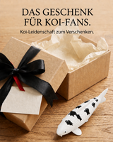 Bekko Koi-Figur in Weiß und Schwarz als Geschenkidee für Koi-Fans – handbemalte Fischfigur mit Geschenkbox