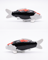 Handbemalte Beni Kumonryo Fischfigur von beiden Seiten mit markanter schwarz-roter Zeichnung als dekorative Japan-Deko