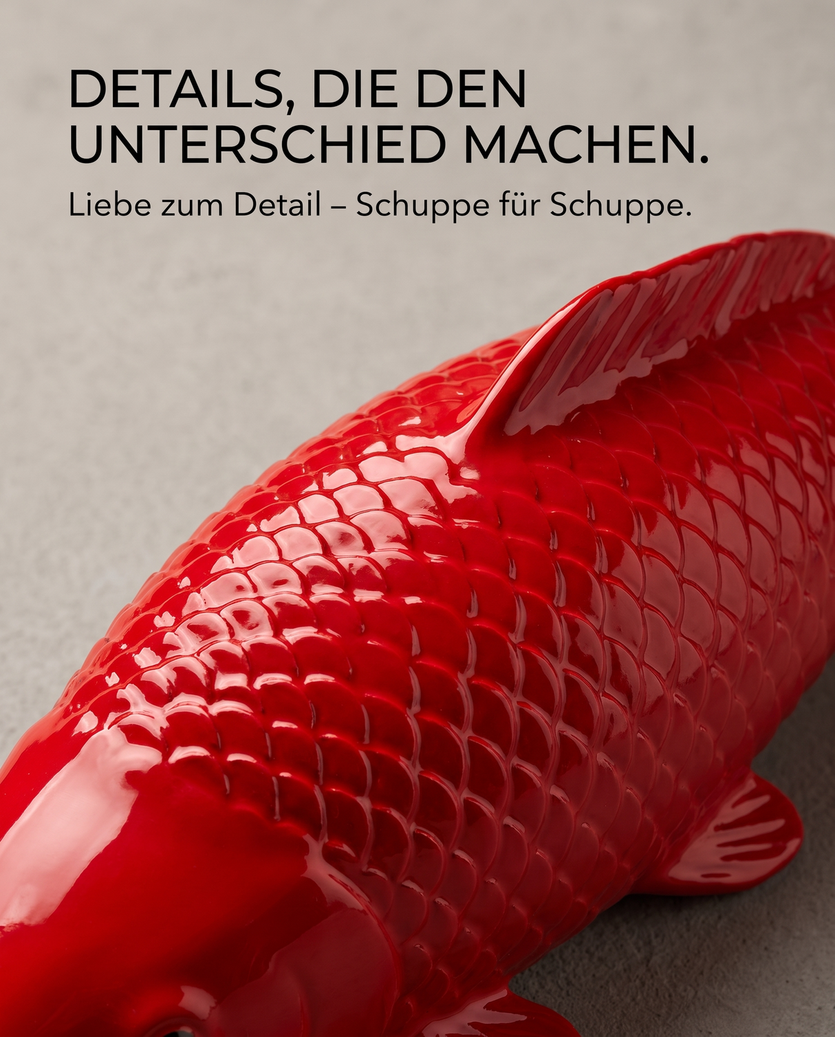 Detailaufnahme einer roten Benigoi Koi-Figur mit ausgeprägter Schuppenstruktur – handbemalte Fischfigur mit kräftiger roter Farbgebung als besondere Japan-Deko für Wohnbereich, Terrasse, Garten oder Teichbereich