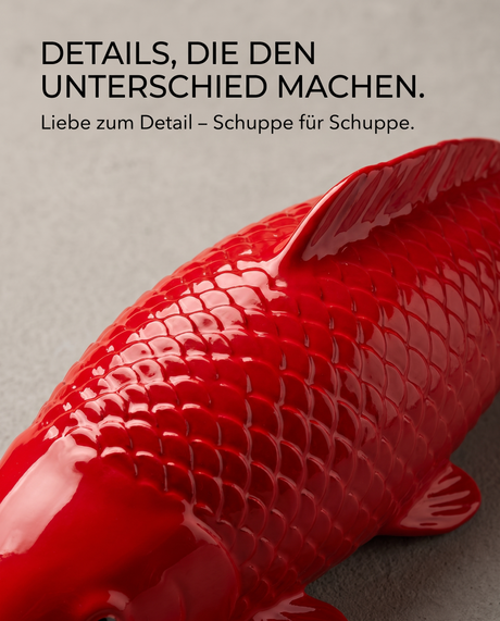 Detailaufnahme einer roten Benigoi Koi-Figur mit ausgeprägter Schuppenstruktur – handbemalte Fischfigur mit kräftiger roter Farbgebung als besondere Japan-Deko für Wohnbereich, Terrasse, Garten oder Teichbereich