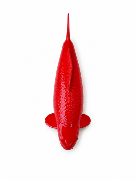 Rote Benigoi Koi-Figur aus der Draufsicht – handbemalte Fischfigur mit detailreicher Schuppenstruktur und kräftiger roter Farbgebung als besondere Japan-Deko für Wohnbereich, Terrasse, Garten oder Teichbereich