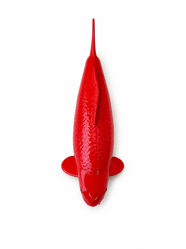 Rote Benigoi Koi-Figur aus der Draufsicht – handbemalte Fischfigur mit detailreicher Schuppenstruktur und kräftiger roter Farbgebung als besondere Japan-Deko für Wohnbereich, Terrasse, Garten oder Teichbereich
