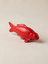 Handbemalte rote Benigui Fischfigur mit detailreicher Schuppenstruktur als besondere Deko für Wohnraum, Eingangsbereich oder Schreibtisch