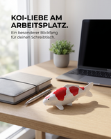 Doitsu Maruten Kohaku Koi-Figur in Rot-Weiß als besonderer Blickfang auf dem Schreibtisch – dekorative Fischfigur und Japan-Deko für Arbeitsplatz, Büro, Wohnbereich oder Eingangsbereich