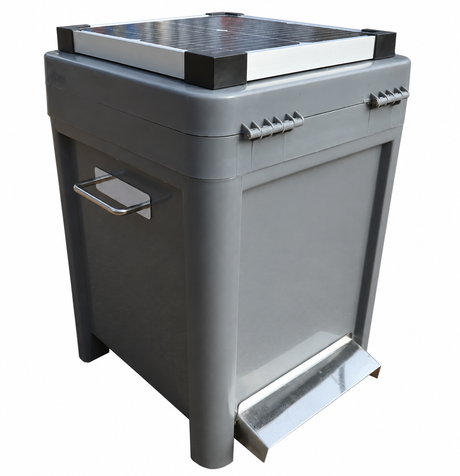 DVS FL10 Koi Futterautomat mit 6 Liter Fassungsvermögen, integriertem Solarpanel und seitlicher Futterausgabe auf weißem Hintergrund.