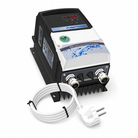 FlowFriend Pumpe Edelstahl Volutengehäuse Elektromotor Frequenzumrichter Steuergerät Anschlusskabel Industrie Wassertechnik Teichbau Aquakultur Pumpentechnik Energieeffizienz IE6 Produktfoto weißer Hintergrund