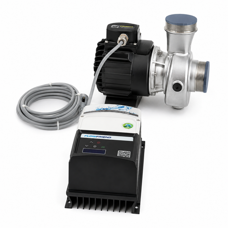 FlowFriend Pumpe Frequenzumrichter Edelstahl Volutengehäuse Elektromotor Steuergerät Anschlusskabel Pumpentechnik Wassertechnik Teichbau Aquakultur Industrie Energieeffizienz IE6 Produktfoto weißer Hintergrund
