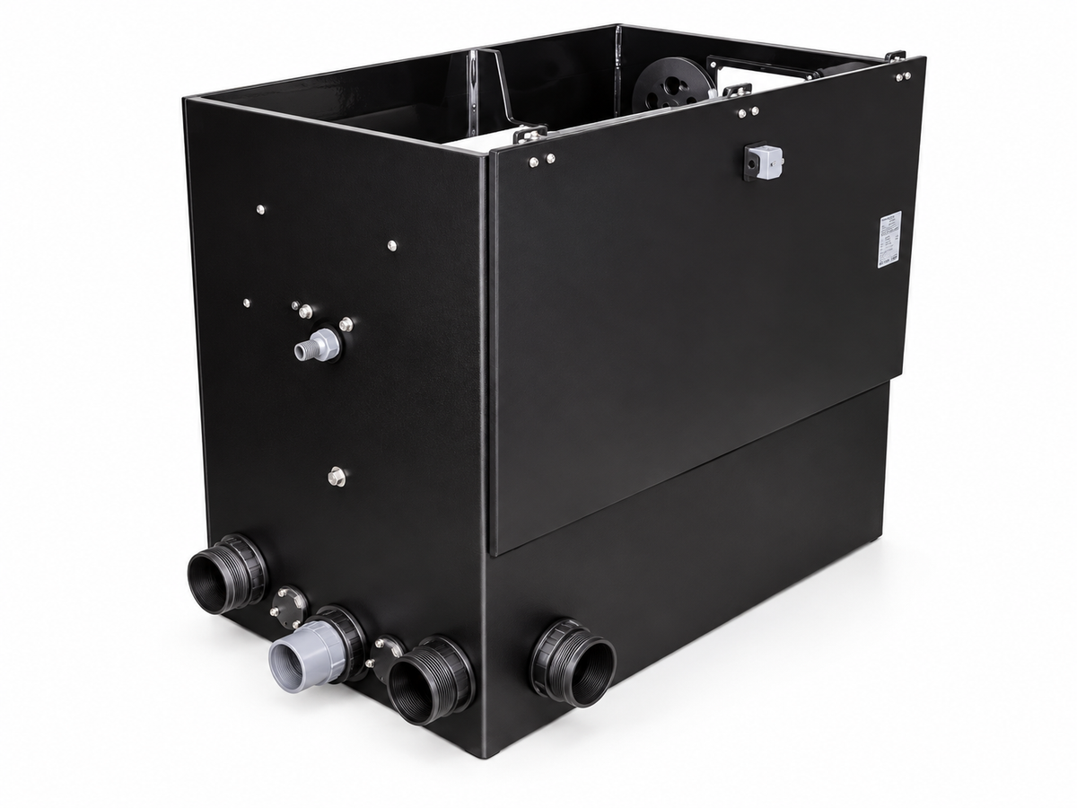 Genesis EVO3 Schwerkraft-Vliesfilter mit schwarzem Filtergehäuse, offener Oberseite und seitlichen Rohranschlüssen auf weißem Hintergrund.
