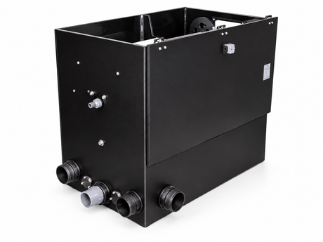 Genesis EVO3 Schwerkraft-Vliesfilter mit schwarzem Filtergehäuse, offener Oberseite und seitlichen Rohranschlüssen auf weißem Hintergrund.