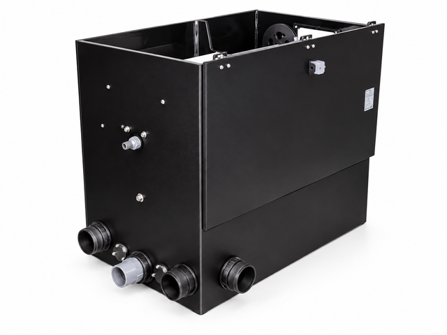 Genesis EVO3 Schwerkraft-Vliesfilter mit schwarzem Filtergehäuse, offener Oberseite und seitlichen Rohranschlüssen auf weißem Hintergrund.