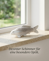 fensterbank-deko-wohnraum
Silberne Gin Matsuba Koi Figur als dezente Fensterbank Deko für Wohnbereich, Regal oder stilvolle Dekoecke
