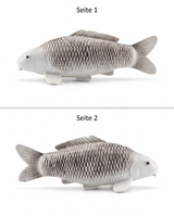 Gin Matsuba Koi-Figur von beiden Seiten – handbemalte silbergraue Fischfigur mit markanter Schuppenzeichnung und detailreicher Struktur als besondere Japan-Deko für Wohnbereich, Terrasse, Garten oder Teichbereich