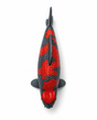 Goshiki Koi-Figur aus der Draufsicht – handbemalte Fischfigur mit kräftigem Rot und bläulich-grauer Schuppenzeichnung, detailreicher Struktur und markanter Optik als besondere Japan-Deko für Wohnbereich, Terrasse, Garten oder Teichbereich
