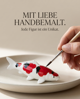 Handbemalte Koi-Fischfigur mit rot-schwarzer Zeichnung als individuelles Deko-Unikat mit liebevollen Details