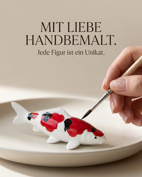 Handbemalte Koi-Fischfigur mit rot-schwarzer Zeichnung als individuelles Deko-Unikat mit liebevollen Details