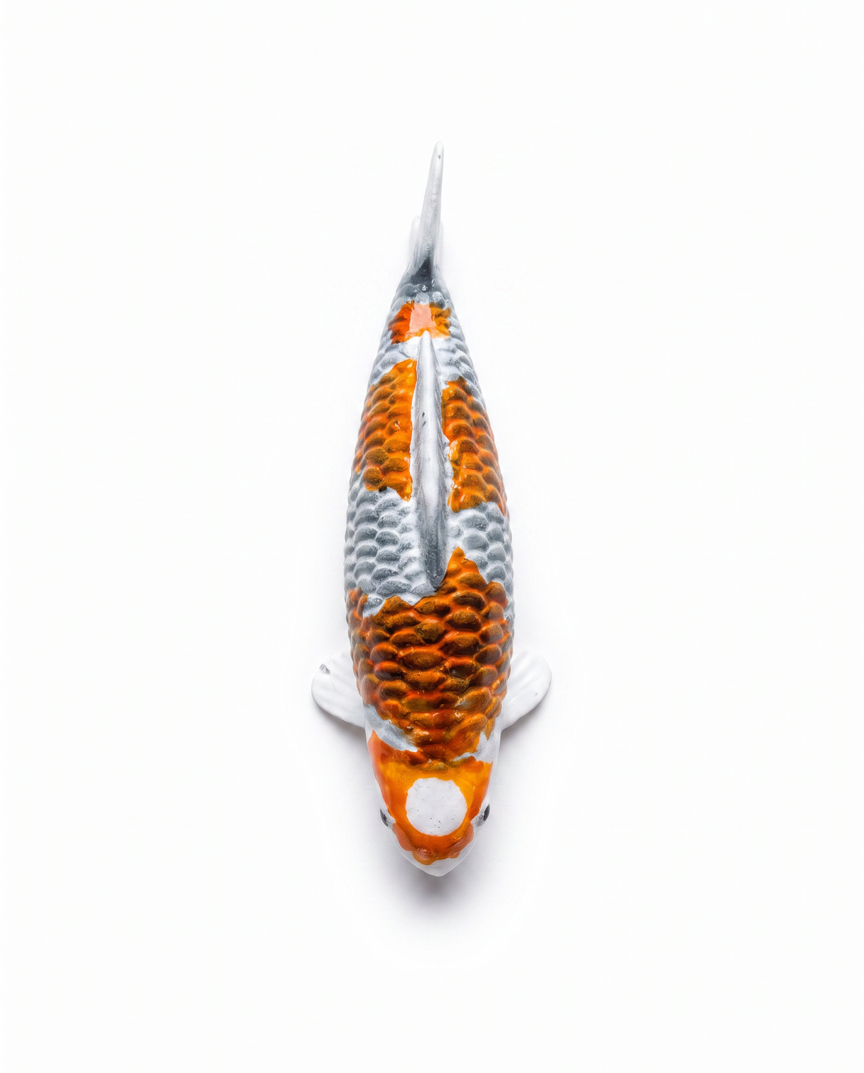 Handbemalte Kujaku Koi-Figur von oben mit orange-grauer Zeichnung und strukturierter Oberfläche.
