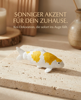 Handbemalte Hariwake Koi-Figur in Weiß und Gelb als besondere Deko für Wohnbereich und Eingangsbereich