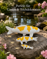 Hariwake Koi-Dekofiguren in drei Größen auf einem Stein am Gartenteich
