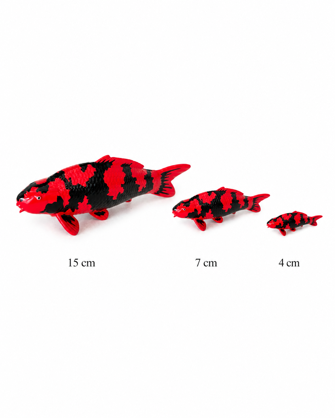 Hi Utsuri Koi-Figur in 15, 7 und 4 cm als Größenübersicht – handbemalte rot-schwarze Fischfigur mit markanter Zeichnung und detailreicher Schuppenstruktur als besondere Japan-Deko für Wohnbereich, Terrasse, Garten oder Teichbereich