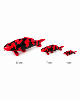 Hi Utsuri Koi-Figur in 15, 7 und 4 cm als Größenübersicht – handbemalte rot-schwarze Fischfigur mit markanter Zeichnung und detailreicher Schuppenstruktur als besondere Japan-Deko für Wohnbereich, Terrasse, Garten oder Teichbereich