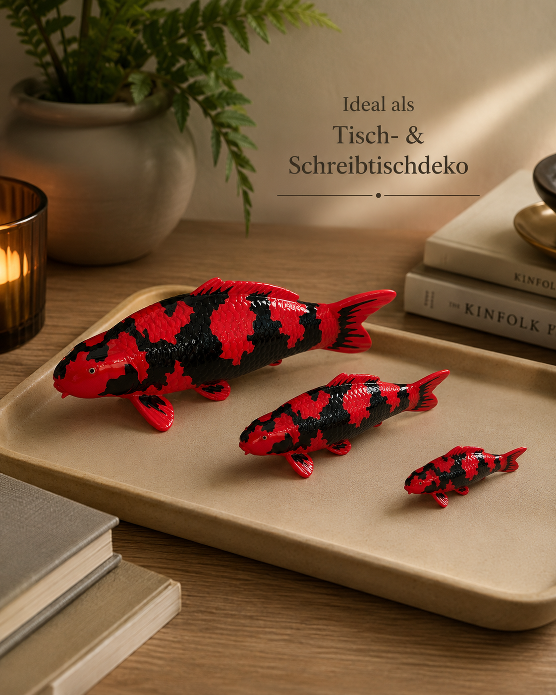 Drei handbemalte Hi Utsuri Koi-Figuren in Rot und Schwarz als dekorative Tisch- und Schreibtischdeko – in verschiedenen Größen, detailreich gestaltet und als besondere Japan-Deko für Wohnraum oder Arbeitsplatz geeignet