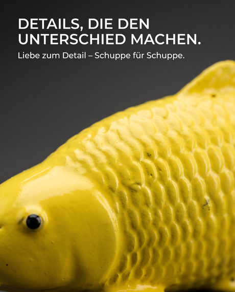 Detailaufnahme einer gelben Karashigoi Koi-Figur mit sichtbarer Schuppenstruktur – handbemalte Fischfigur als besondere Japan-Deko für Wohnbereich, Eingangsbereich, Terrasse, Garten oder Teichbereich