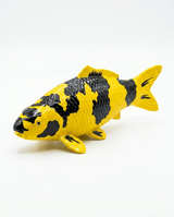 Ki Utsuri Koi-Figur auf einem Stein als Japan-Deko für Garten und Teichbereich