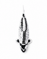 Kikokuryu Koi-Figur aus der Draufsicht – handbemalte schwarz-weiße Fischfigur mit markanter Rückenzeichnung und feinen Farbsprenkeln als dekorative Japan-Deko für Wohnbereich, Terrasse, Garten oder Teichbereich