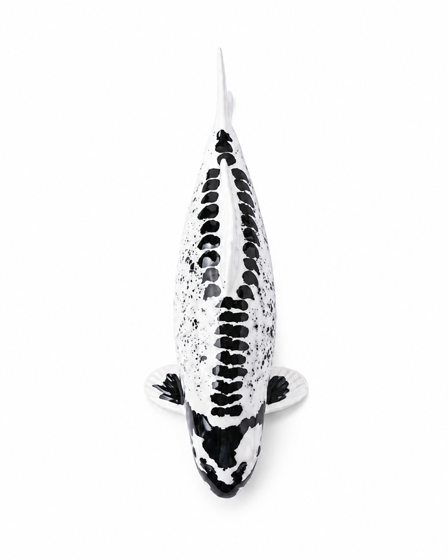 Kikokuryu Koi-Figur aus der Draufsicht – handbemalte schwarz-weiße Fischfigur mit markanter Rückenzeichnung und feinen Farbsprenkeln als dekorative Japan-Deko für Wohnbereich, Terrasse, Garten oder Teichbereich