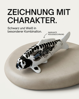 Kikokuryu Koi-Figur in Schwarz-Weiß mit markanter Rückenzeichnung als besondere Fischfigur und Japan-Deko für Wohnbereich, Regal oder Eingangsbereich