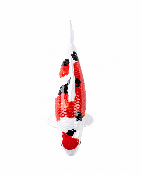 Kin Sanke Koi-Figur aus der Draufsicht – handbemalte Deko-Fischfigur mit weißer Grundfarbe sowie roten und schwarzen Akzenten, detailreicher Schuppenstruktur und eleganter Optik als dekoratives Highlight für Wohnraum, Terrasse, Garten oder Teichbereich
