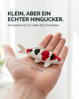 Kleine handbemalte Koi-Fischfigur als kompakte Tischdeko für Schreibtisch, Regal, Fensterbank oder als besondere Geschenkidee