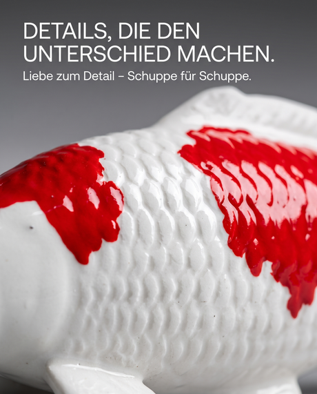 Detailaufnahme einer handbemalten Kohaku 2 Koi-Fischfigur in Rot und Weiß mit sichtbarer Schuppenstruktur und glänzender Oberfläche