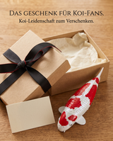 Rot-weiße Kohaku-4 Koi-Figur neben einer Geschenkbox – besondere Geschenkidee für Koi-Liebhaber und dekorative Fischfigur für Wohnbereich, Regal oder Schreibtisch